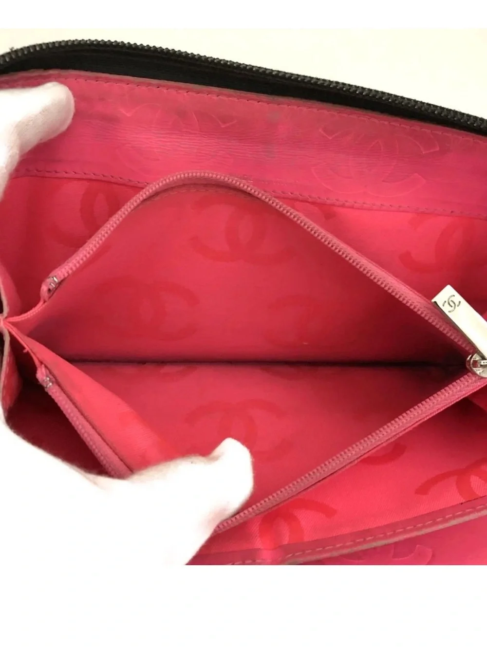 CHANEL Black Cambon Leather Zip Wallet with Cream CC Patch